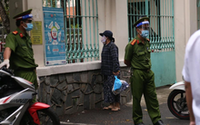 Phụ huynh có con chung phòng với thí sinh F0 tại TP.HCM: Chưa liên lạc được với con, đem đồ ăn tới tận cổng trường thi