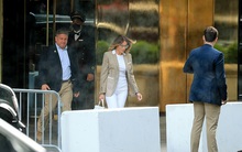 Cựu Đệ Nhất Phu nhân Mỹ  xuất hiện chớp nhoáng tại Tháp Trump, đặc biệt gây thu hút với thần thái ở tuổi 51 dù ăn vận giản dị