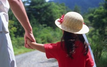 Bé gái 6 tuổi rưỡi đã dậy thì, bố mẹ nghi do thức khuya và hay ăn đồ chiên rán, bác sĩ chỉ ra sự thật