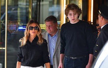 “Quý tử nước Mỹ” Barron Trump lộ diện xách túi cho mẹ tại toà nhà của gia đình, gây choáng với chiều cao hiện tại đã hơn 2m