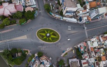 Ảnh: Sài Gòn vắng vẻ, thưa thớt xe cộ qua lại trong ngày đầu thực hiện giãn cách xã hội theo chỉ thị 16