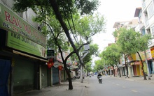 Dịch vụ ăn uống ngừng bán mang về, hàng thiết yếu vắng khách