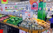 Trái ngược với cảnh trống trơn, các kệ siêu thị lại đầy ăm ắp rau củ, cá tôm trong ngày đầu TP.HCM giãn cách xã hội