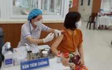 Chủ tịch UBND TP HCM: "Ai ở đâu thì ở đó", đẩy nhanh tiêm vắc-xin Covid-19