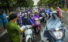 Đội mưa đi làm, nhiều người ngậm ngùi "quay xe" vì thiếu giấy xác nhận lịch trực, lịch làm việc