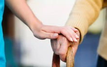 Không phải ăn ngon hay dùng thực phẩm bổ sung, đây mới là điều bất kì ai cũng cần làm ngay cho bố mẹ mình