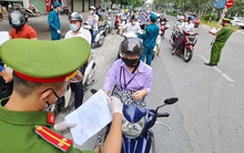 Cấp giấy đi đường sai đối tượng có thể bị phạt tù tới 15 năm