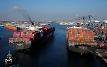 Cảng ở Mỹ tắc nghẽn nghiêm trọng: Không có chỗ neo đậu để bốc dỡ, tàu xếp hàng dài nằm chờ