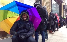 "Cái khó ló cái khôn": Đi xếp hàng mua hộ Iphone, về nhà lập luôn công ty "xếp lốt", ung dung kiếm 2000 USD/tuần