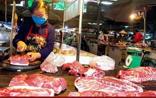 Giá lợn hơi giảm sâu, người tiêu dùng vẫn mua thịt lợn giá cao