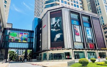 Loạt trung tâm thương mại 'sang chảnh' cửa đóng, then cài giữa 'sóng' COVID-19