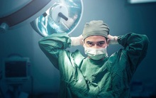 Tại sao bác sĩ trong phòng mổ lại mặc áo màu xanh thay vì màu trắng?