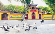 Đền chùa tạm đóng cửa, lác đác người dân đến lễ vái vọng trong ngày Rằm tháng 7