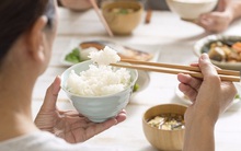 6 sai lầm khi ăn cơm vô cùng hại sức khỏe, thậm chí có thói quen tồn tại lâu năm trong các gia đình Việt: Tưởng bình thường, ai ngờ rước kịch độc!