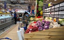 Lực lượng chức năng "đi chợ hộ" người dân