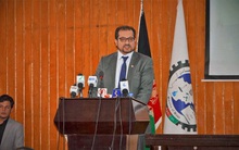 Cựu Bộ trưởng Afghanistan trở thành shipper giao bánh pizza ở Đức