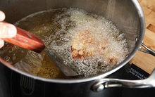 Kiểu dùng dầu ăn gây ung thư được chuyên gia cảnh báo, đáng tiếc dường như nhà nào cũng mắc