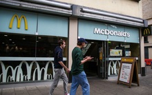 Khủng hoảng chuỗi cung ứng toàn cầu vì Covid-19 chưa bao giờ cận kề hơn thế: 1.300 cửa hàng McDonald's tại Anh hết sạch sữa lắc và đồ uống đóng chai