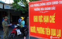 Ảnh: Công nhân Đà Nẵng "tay xách, nách mang" đổi ca làm việc 3 tại chỗ trong ngày đầu gia hạn "ai ở đâu ở yên đó"