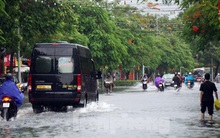 Mưa lớn từ đêm đến sáng, TP Hải Phòng ngập sâu trong biển nước
