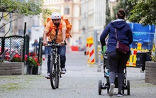 Cựu bộ trưởng Afghanistan làm shipper ở Đức, ngày nào cũng học ngoại ngữ 4 giờ để đi tìm việc khác