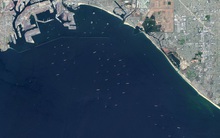 Tắc nghẽn khắp nơi, tàu xếp hàng la liệt chờ được vào cảng lớn nhất kết nối Mỹ - châu Á