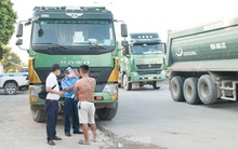 Nhiều xe hổ vồ được cấp 'luồng xanh' dàn hàng thông chốt cửa ngõ