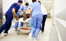 Người phụ nữ 43 tuổi bị đột quỵ giữa đêm, sau khi cấp cứu mới nhận ra: Làm 2 điều này sau bữa ăn là “đại kỵ”