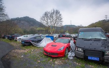 Xót xa toàn siêu xe, xe siêu sang tại nghĩa địa ô tô Trung Quốc: Rolls-Royce, Porsche, Corvette vứt cả đống, từ từ mục nát