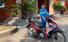 Ấm lòng: Các chiến sĩ công an góp tiền tặng xe máy mới cho nữ lao công ở Hà Nội bị cướp xe trong đêm