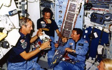 Tại sao không thể ăn bánh mì trong không gian?