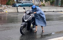 Xót xa cảnh người Đà Nẵng "chạy ngược chạy xuôi'' mua đồ về chống bão giữa tâm dịch