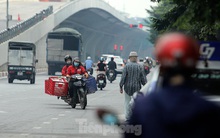 Xe máy nườm nượp đi ngược chiều 'né' chốt kiểm soát khu vực ra vào 'vùng đỏ' của Hà Nội