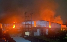 60 cảnh sát cùng 8 xe chuyên dụng dập lửa ở xưởng giấy rộng 1000m2