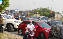 Đoàn xe ùn tắc dài hàng trăm mét trong ngày đầu chuyển từ Chỉ thị 16 xuống Chỉ thị 15 ở TP Vinh