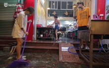 Ảnh: Người Hà Nội phấn khởi dọn dẹp hàng quán ngay trong đêm để mở cửa đón khách trở lại