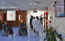 Nỗi niềm chưa kể của Gen Y Trung Quốc: Thế hệ một thân một mình "cõng cha, gánh mẹ" vì khủng hoảng tuổi tác mà không thể than trách hay chia sẻ