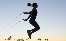 Nhảy dây 1.000 cái/ngày, lợi ích chưa thấy đâu, người phụ nữ 30 tuổi đã gãy xương vì kiệt sức: Những sai lầm khi tập thể dục biến MỒ HÔI trở thành NƯỚC MẮT