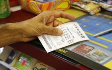 Trúng số độc đắc 1 triệu AUD, người đàn ông chỉ muốn "thoát khỏi cảnh giàu có" nên đem chia gần hết tiền cho mọi người xung quanh