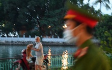 Nhiều người vượt rào ra hồ Tây hóng gió; ôm chó bỏ chạy khi thấy công an đi tuần