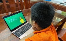 Sát ngày khai giảng, phụ huynh Việt cấp tập mua thiết bị cho con học online