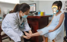 Bé gái 13 tuổi bị viêm khớp nặng do mẹ ép nhảy dây 3.000 cái/ngày, muốn bảo vệ xương cho con cha mẹ cũng cần tránh cho con ăn 2 thực phẩm