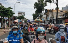 Ảnh: Hàng chục shipper ở TP.HCM đợi cả tiếng trước cửa KFC vẫn chưa lấy được hàng giao cho khách