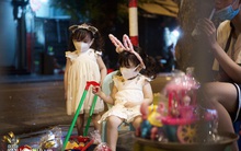 Hà Nội đêm Trung thu: Biển người ngắm nhau qua lớp khẩu trang, phố cổ buồn hẳn vì thiếu không khí dân chơi xập xình