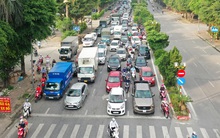 Toàn cảnh Hà Nội trong ngày đầu nới lỏng giãn cách: "Đặc sản" tắc đường, nhịp sống quay trở lại, người dân ùn ùn ra cửa ngõ rời Thủ đô