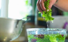 Làm thêm bước này sau khi rửa rau củ quả, nhiều người tin giúp diệt khuẩn siêu tốt nhưng chuyên gia lại lên tiếng bác bỏ!