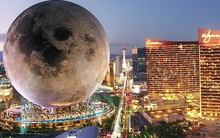 Bên trong khách sạn mặt trăng khổng lồ cao 224 mét