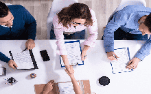 "Làm thế nào để 1 + 1 + 1 = 13?" - câu hỏi vô lý "đùng đùng" của nhà tuyển dụng và bài học bất ngờ từ một dấu gạch chéo