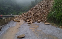 Clip: Sạt lở núi kinh hoàng, bít đường lên cửa khẩu Cầu Treo