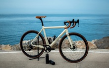 Trọng lượng chỉ 9 kg, đây là chiếc xe đạp nhẹ nhất thế giới nhưng để mua nó, bạn phải bỏ ra một chiếc Hyundai Accent